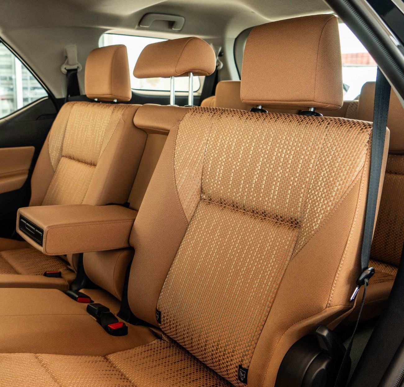 تويوتا فورتونر 2.7 L | v4 | Petrol | Auto AC | Export Only