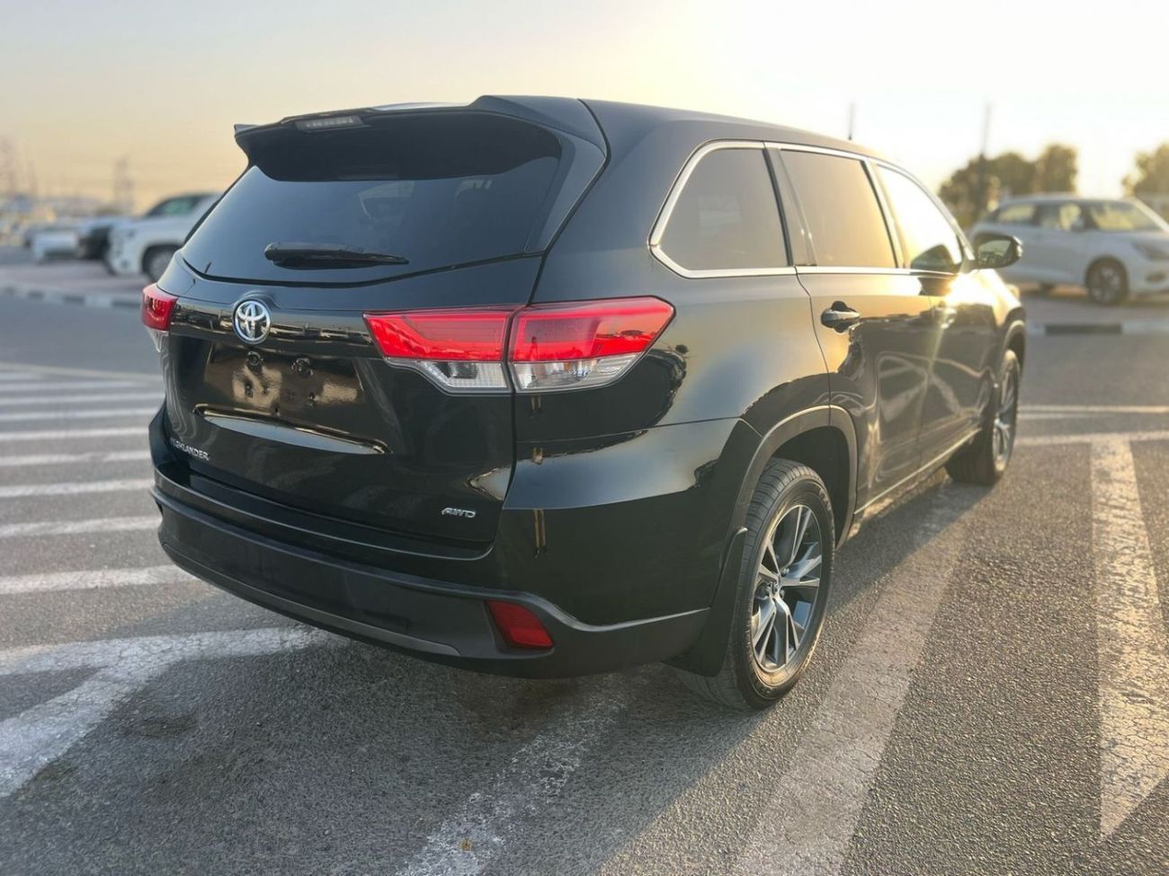 Toyota Highlander 2018 TOYOTA HIGHLANDER V6 3.5L - 4 WHEEL DRIVE (4X4 - LEATHER SEATS WITH 7 SEATER -