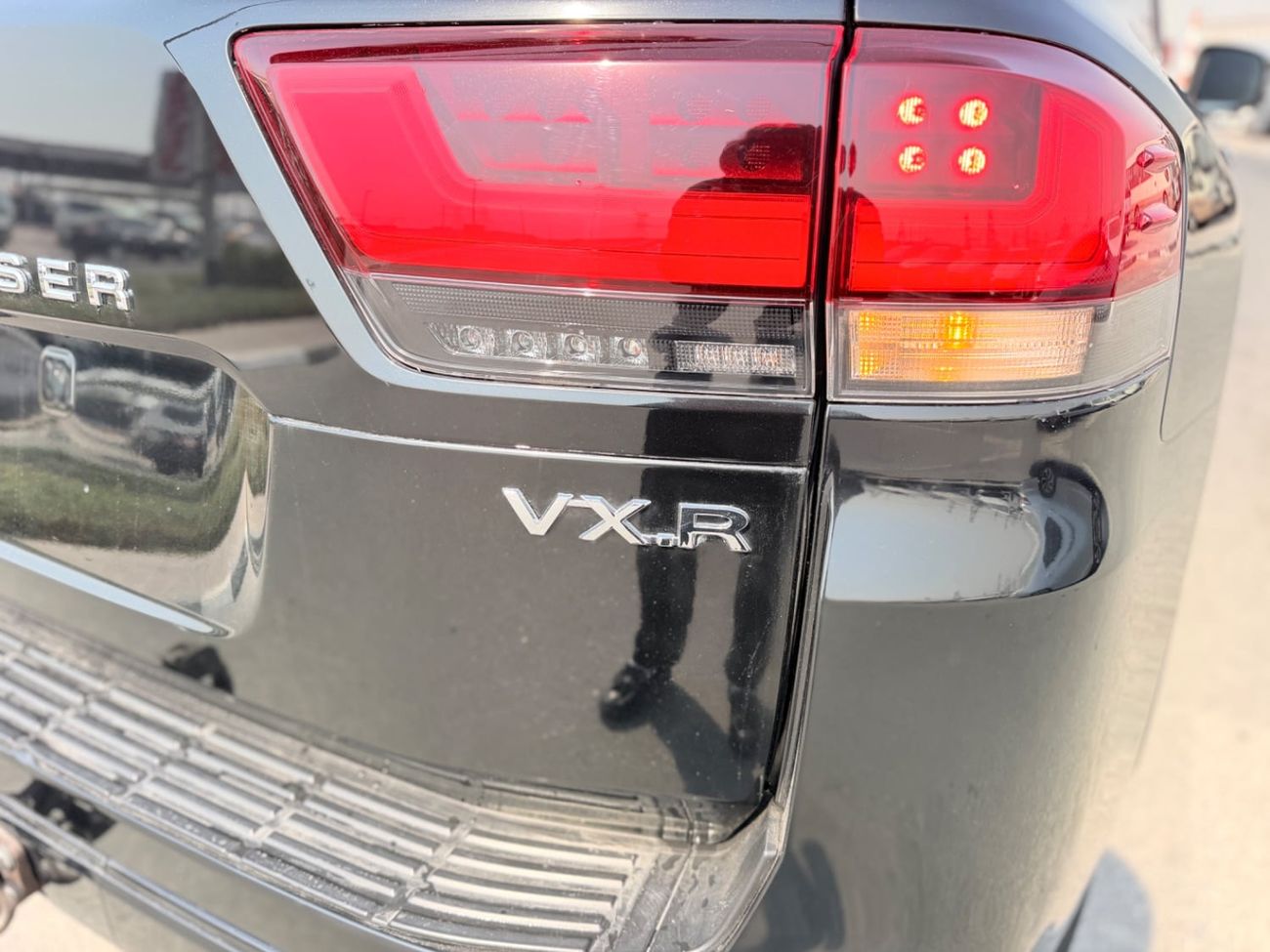تويوتا لاند كروزر VXR تويوتا لاندكروزر LC300 SUV، محرك بنزين ثنائي التوربو سعة 3.5 لتر، 7 مقاعد، 5 أبواب، لون خارجي أسود، 