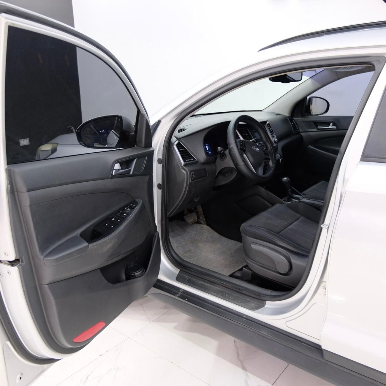 Hyundai Tucson GL GCC-Agency Service-Panoramic Roof-Excellent Condition