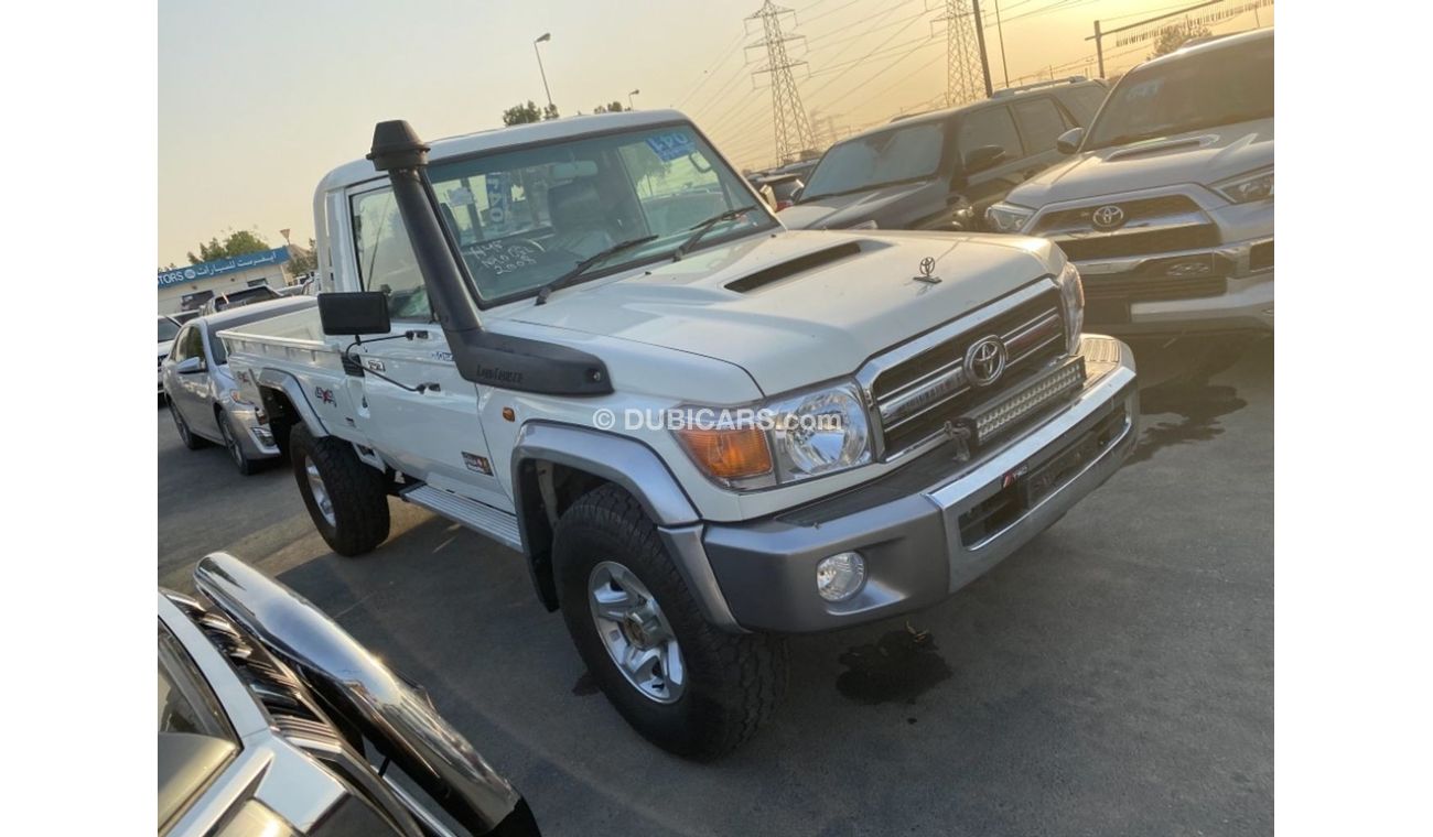 Toyota Land Cruiser Pick Up 1VD V8 Diesel engine very nice car