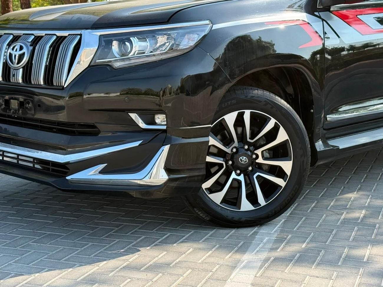 تويوتا برادو TX-L موديل 2023، محرك بنزين V6 سعة 4.0 لتر، اللون أسود، ناقل حركة أوتوماتيكي، مقاعد جلدية سوداء، 7 مقاعد،