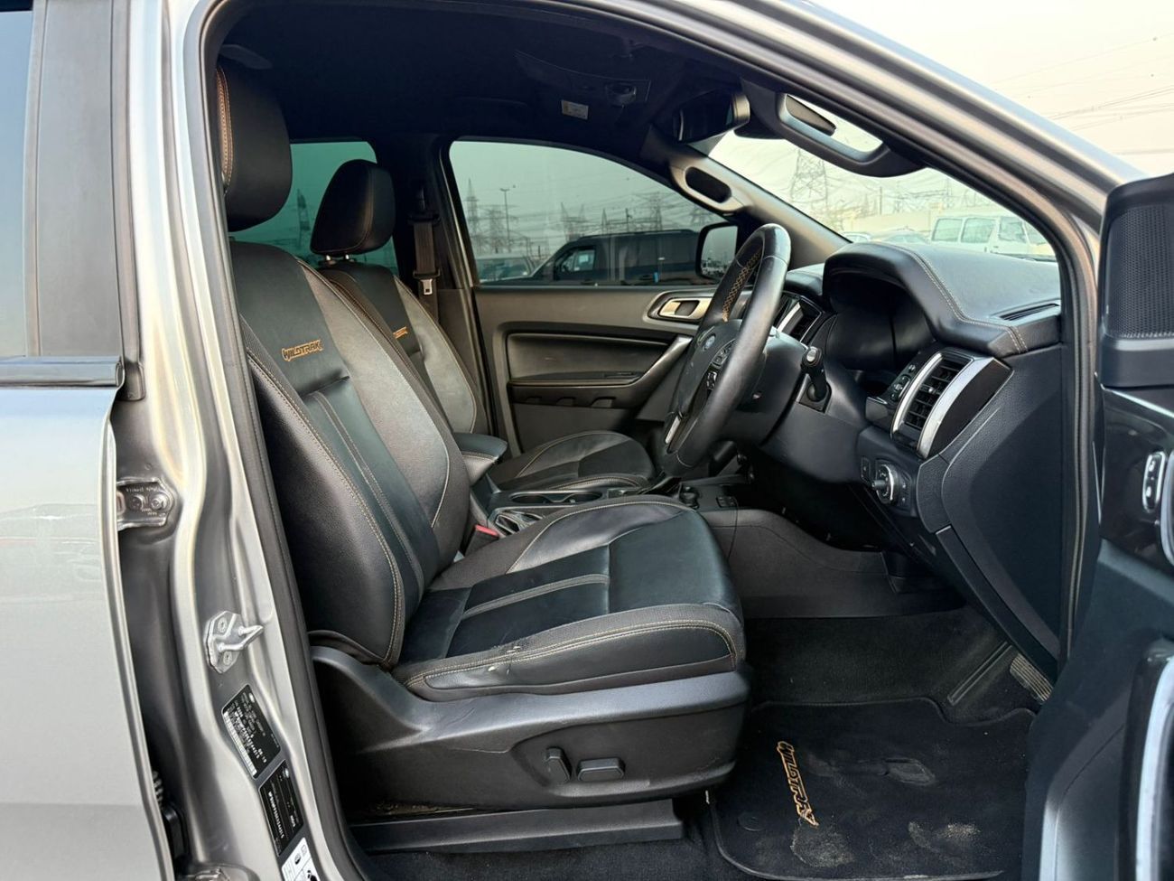 Ford Ranger 3.2L DIESEL 4WD | RHD | AUTOMATIC | ROOF RACK + LEATHER SEATS + MULTIMEDIA + BOOT SHUTTER