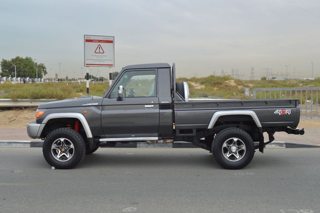 Toyota Land Cruiser Pick Up single cube 4.5 L, perfect inside and outside