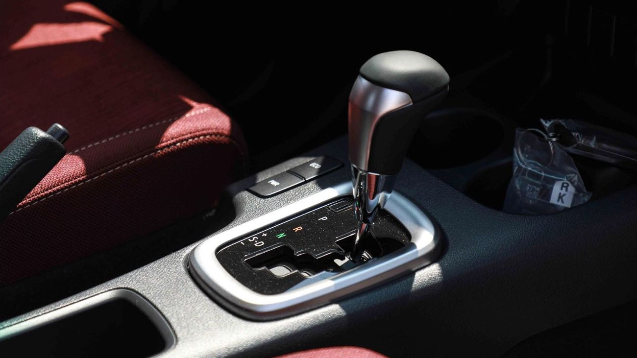 تويوتا هيلوكس 2.7L VVT‑i inline‑4 petrol (2TR‑FE), 4 door. 5 seats