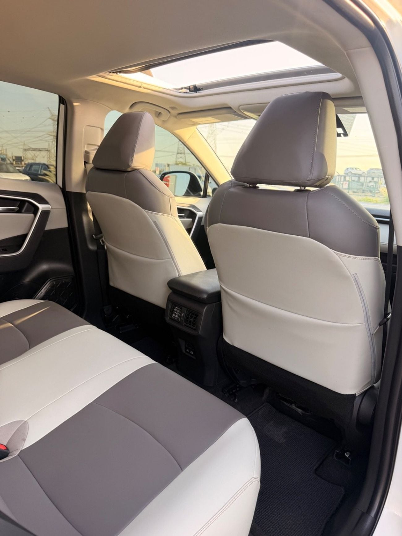 تويوتا راف ٤ XLE 2.5L / sunroof, leather seats/ full option 2023