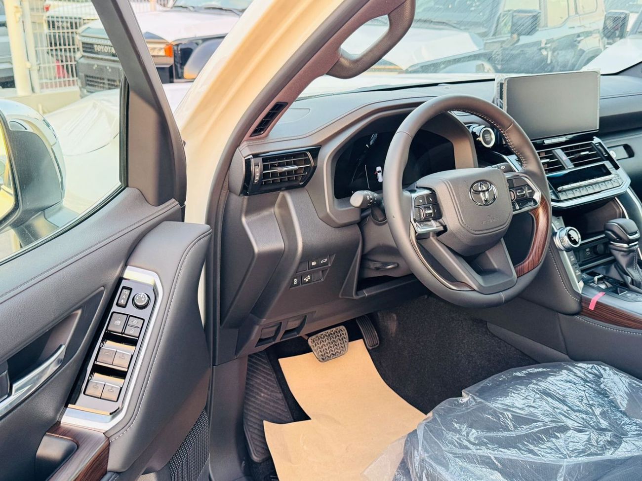 Toyota Land Cruiser TOYOTA LC VX  300 4.0L PTR GCC A/T F/O WHITE 2025