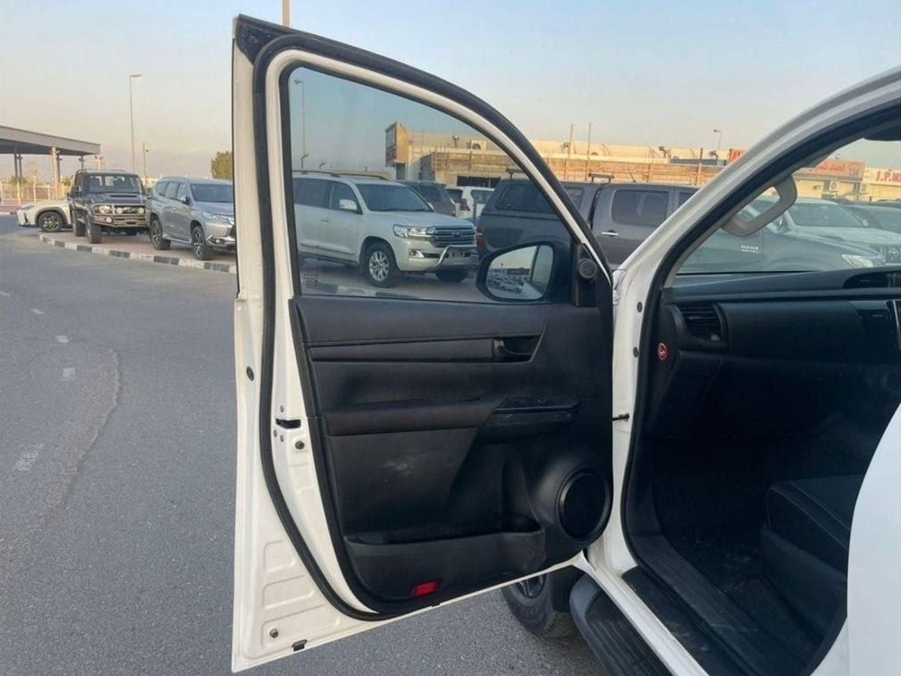 تويوتا هيلوكس diesel 2.8 liter automatic right hand drive