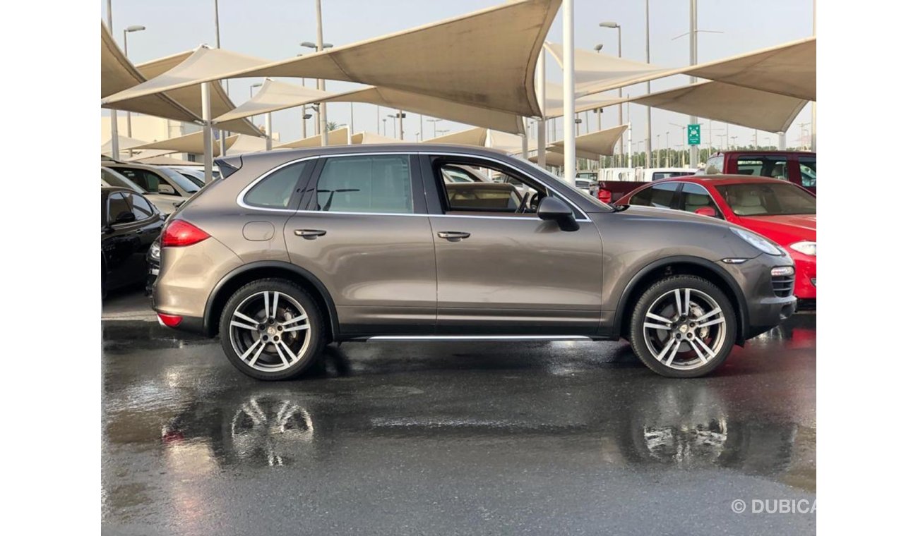 Porsche Cayenne Porsche Cayenne model 2011 GCC car prefect condition full option low mileage one owner blinde spot b