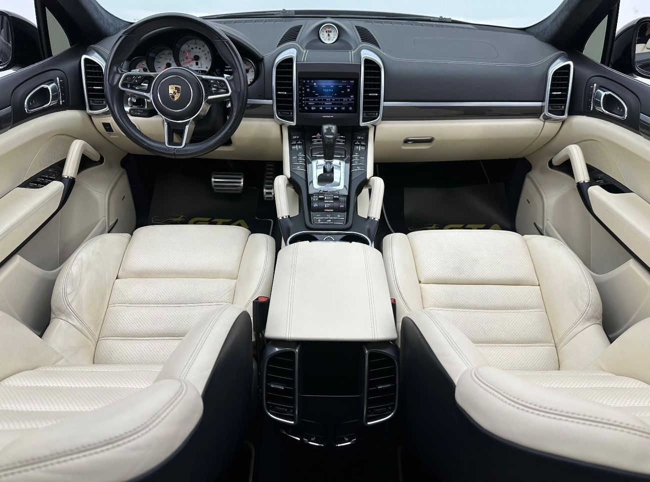 Porsche Cayenne Turbo S 4.8L (570 HP) 2016 Porsche Cayenne Turbo S, Service History, Carbon Fiber Interior, Excellen