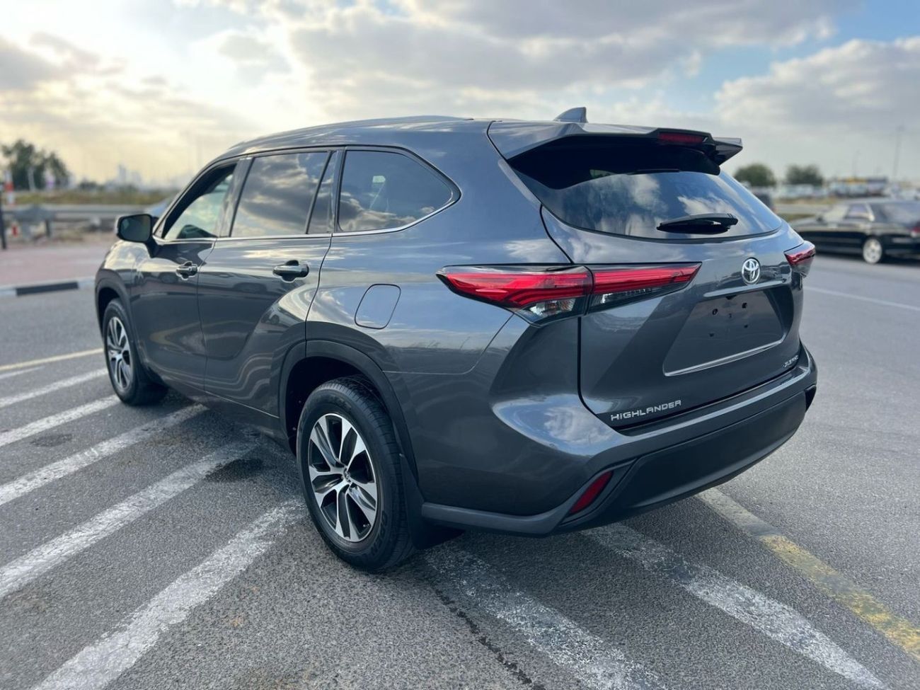 تويوتا هايلاندر 2022 TOYOTA HIGHLANDER XLE   3.5L V-6 //   4 WHEEL DRIVE 4X4 // SUNROOF //  PUSH START   // LEATHER