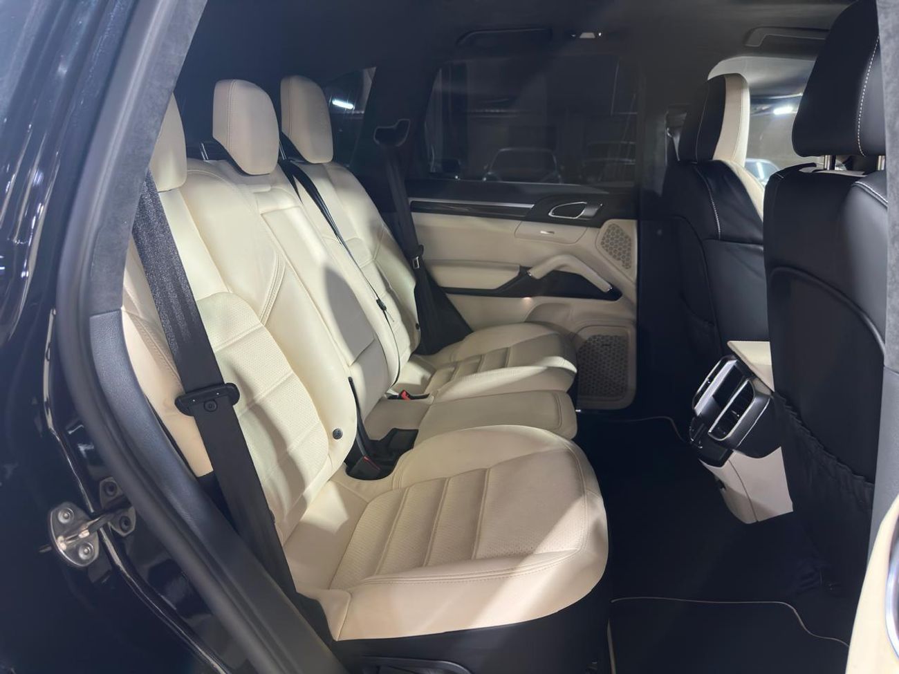 Porsche Cayenne Turbo S 4.8L (570 HP) 2016 | CARBON CERAMIC BRAKES (PCCB) | CARBON INTERIOR PACKAGE | SUNROOF