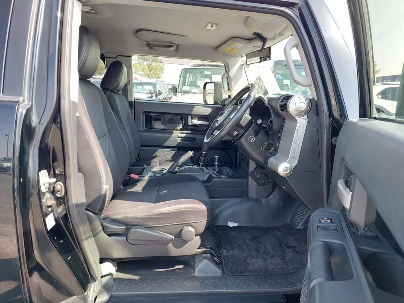 تويوتا إف جي كروزر (RAMADAN OFFER) TOYOTA FJ CRUISER SUV RHD 2013 MODEL 4.0 L PETROL AUTOMATIC(PM23149)