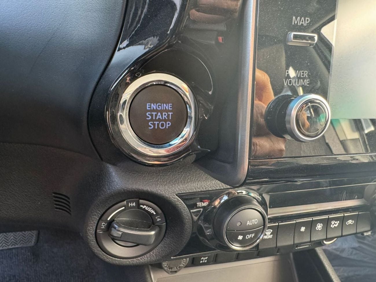 تويوتا هيلوكس GLX TOYOTA HILUX 2.4L DIESEL A/T MY 2026