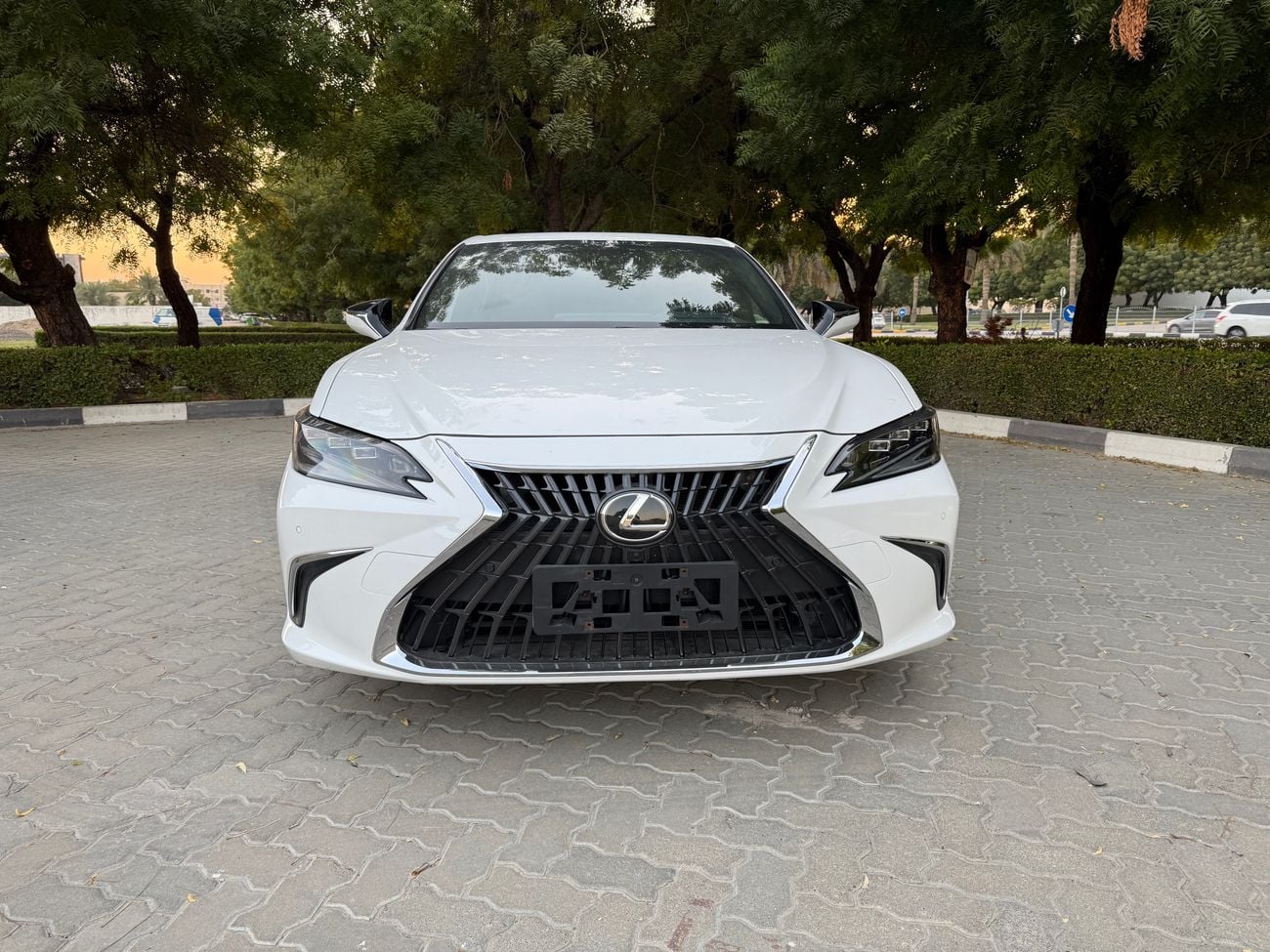 لكزس ES300h full Option 2024 Hybrid