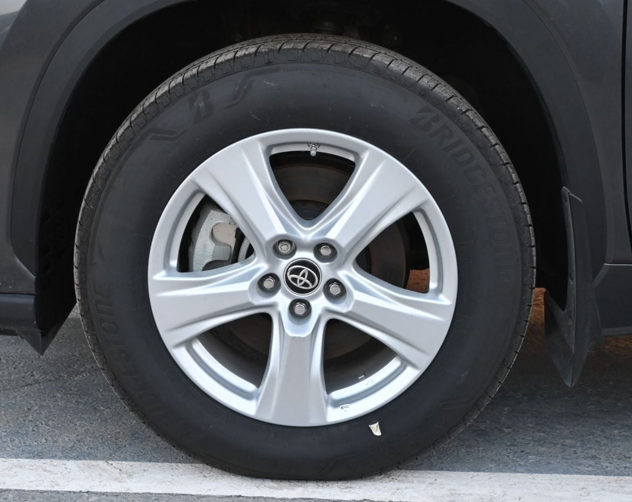 تويوتا هايلاندر Toyota Highlander 2023model 2.4L LE Turbo AWD Petrol engine Colour Grey Transmission Automatic Inter