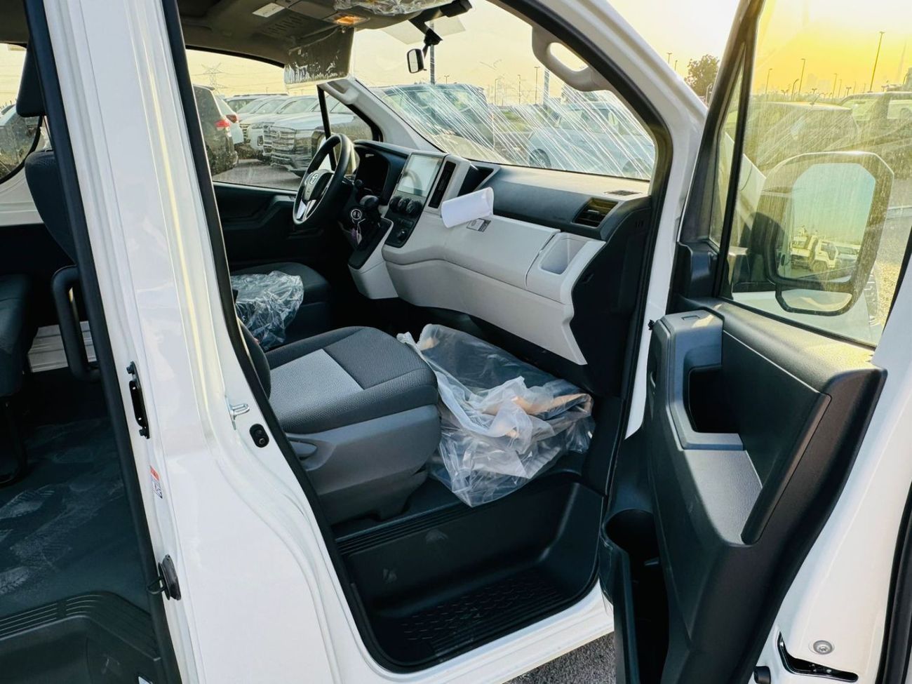 تويوتا هاياس Toyota Hiace Van 3.5L petrol A/T F/O WHITE COLOR