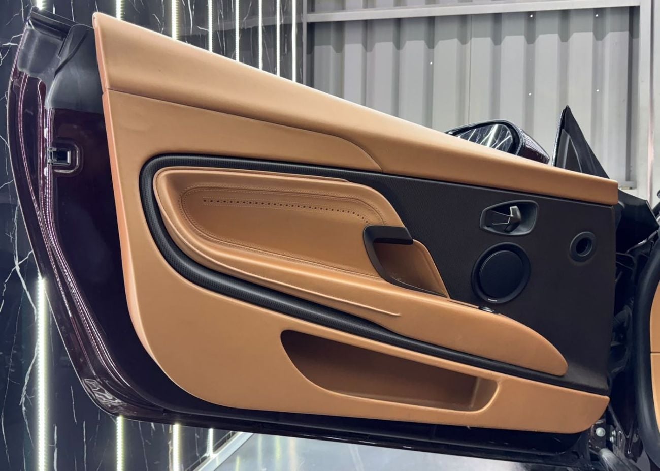 أستون مارتن DB11 STANDARD