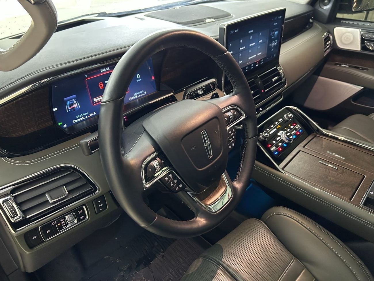 Lincoln Navigator Presidential 3.5L N1924 NAVIGATOR PRESIDENTIAL / FREE INSURANCE & REGISTRATION / AL QOUZ SHOWROOM