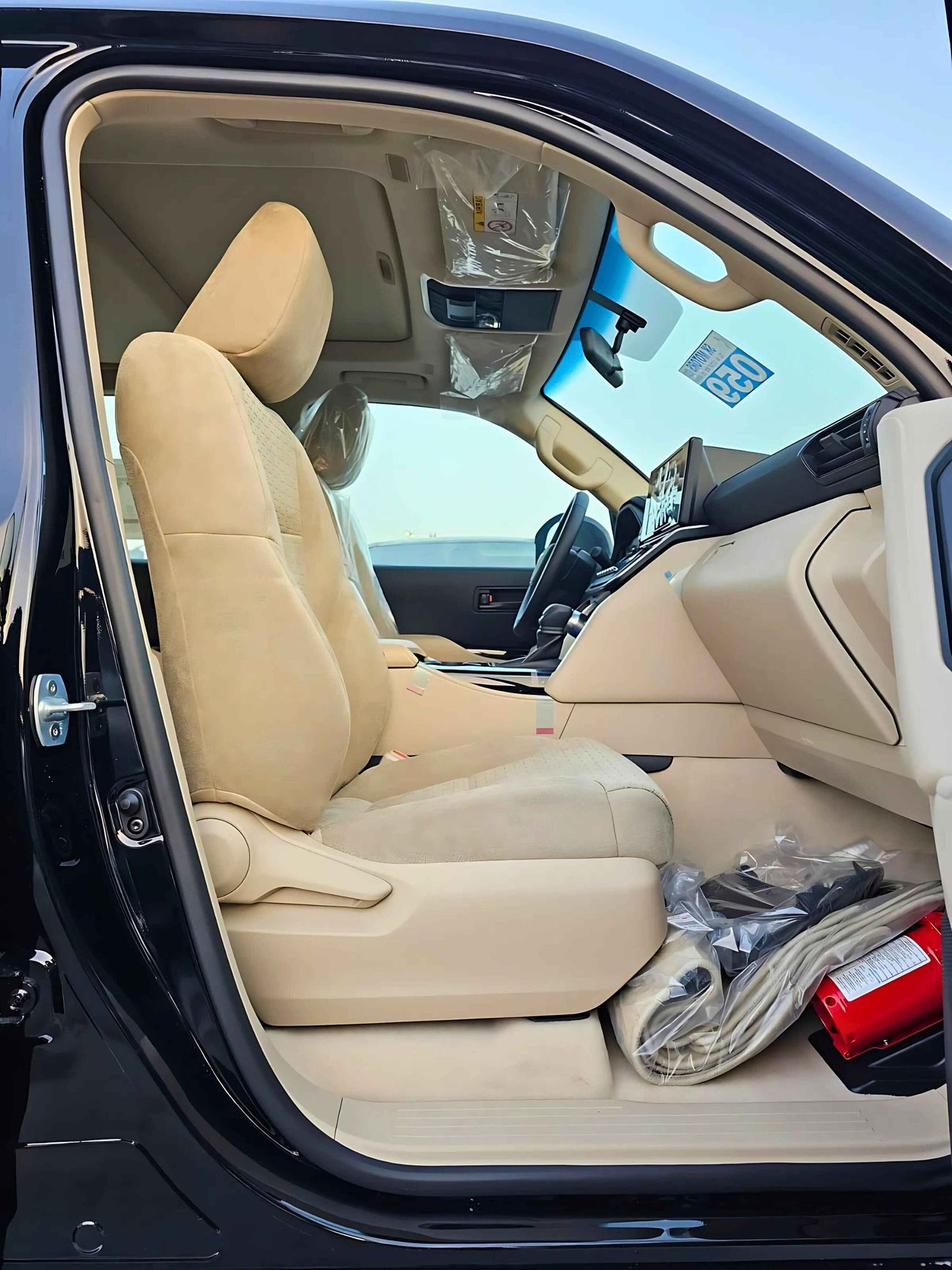 تويوتا لاند كروزر LC300 GXR / 3.3L V6 DIESEL / MID-STD DVD / DRIVER PWR SEAT / SUNROOF (CODE # GXR-G1)