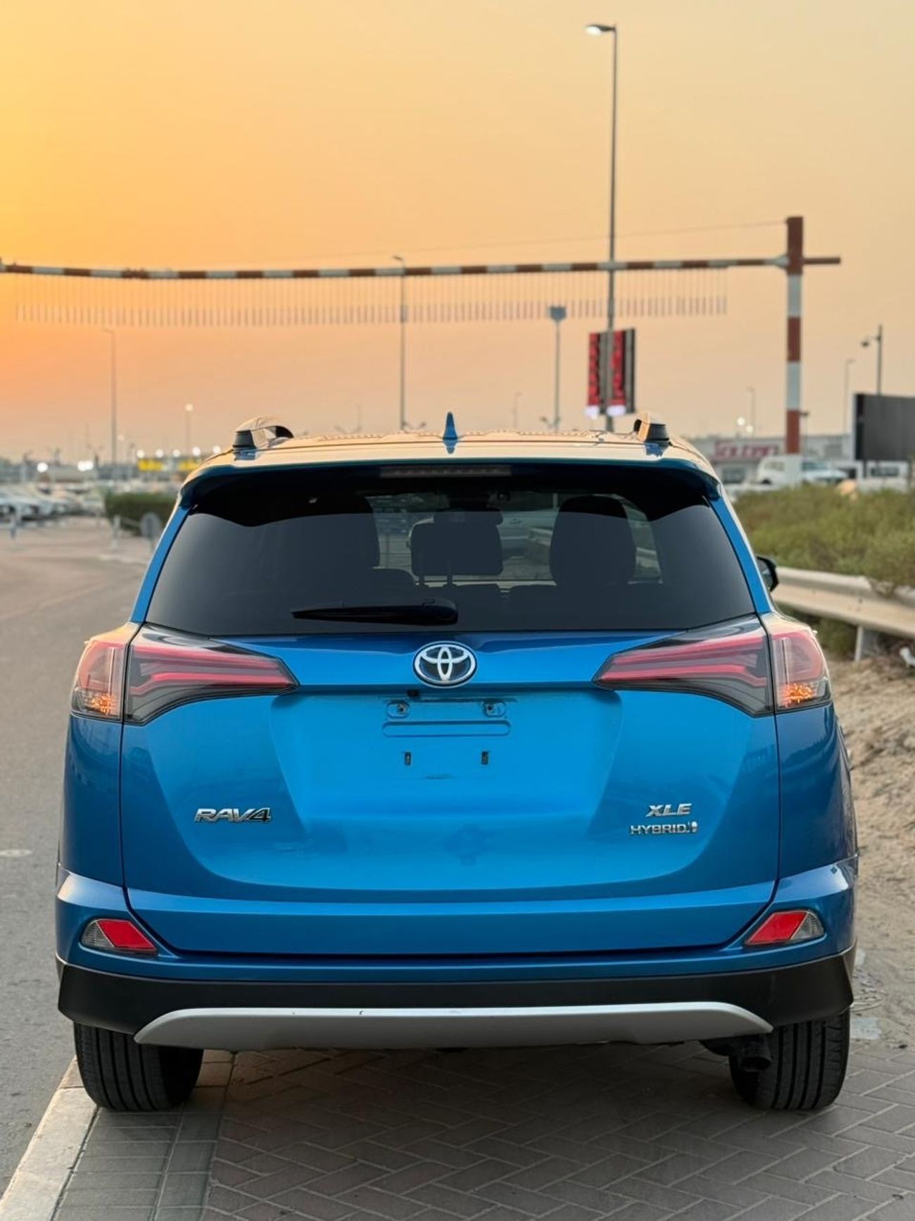 Toyota RAV4 XLE 2.5L Hybrid XLE sunroof, full Option