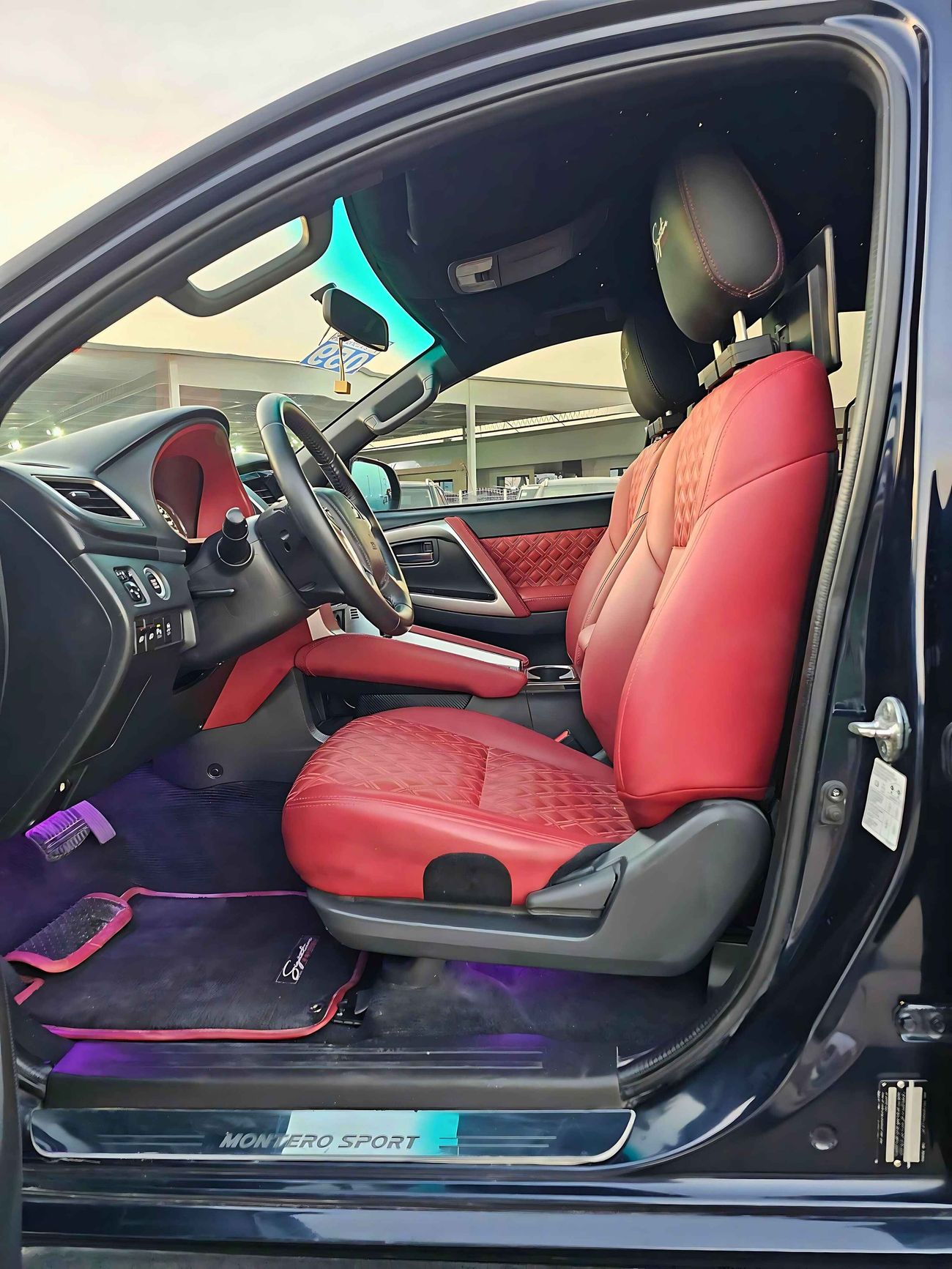 Mitsubishi Montero / SIGNATURE  EDITION/ FULL OPT/ CUSTOM  INTERIOR/ 1075 MONTHLY / LOT#11172