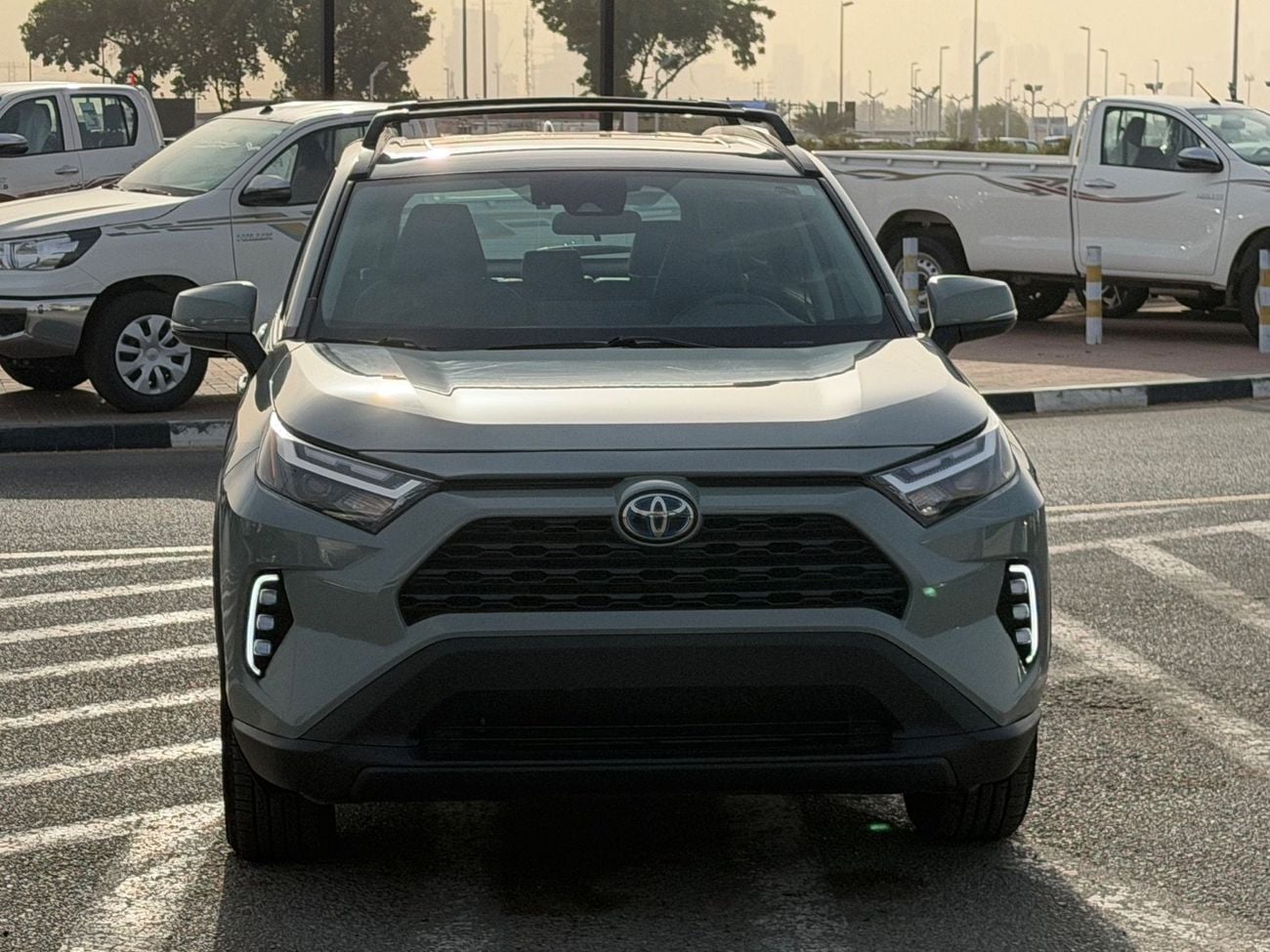 Toyota RAV4 VXR HEV 2.5L (219 HP) AWD 2022 Toyota RAV4 XLE hybrid 2.5L (219 HP) AWD