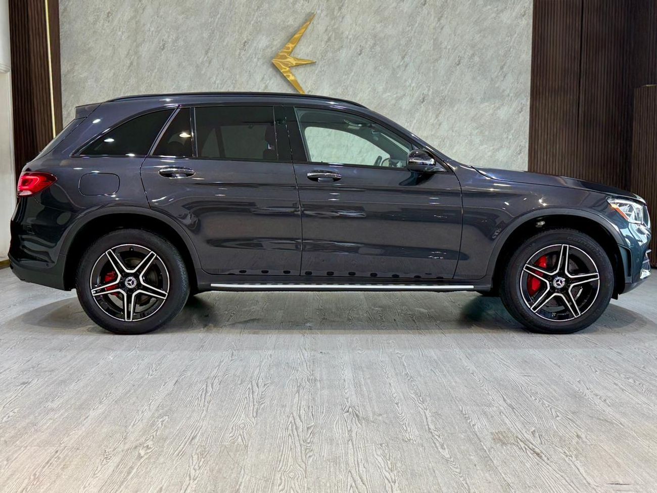 مرسيدس بنز GLC 300 4MATIC 2.0L