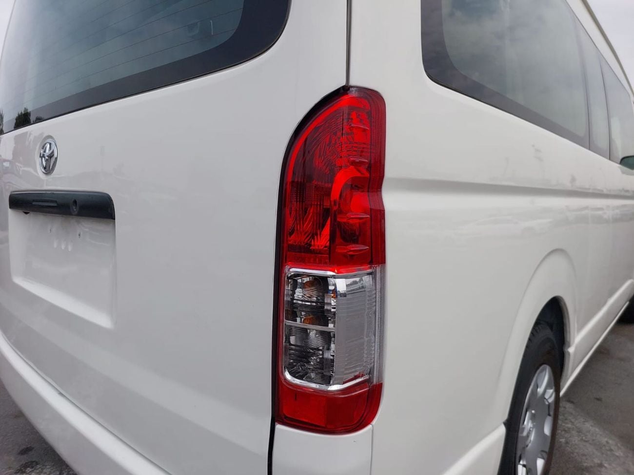 Toyota Hiace TOYOTA HIACE COMMUTER VAN RHD 2018 MODEL 3.0 L DIESEL AUTOMATIC(PM36297)