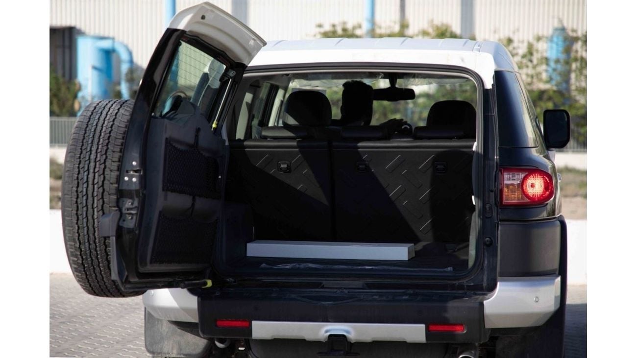 تويوتا إف جي كروزر تويوتا اف جي كروزر 4.0 جي بي ال 2023 - اسود ابيض من داخل اسود | تصدير فقط