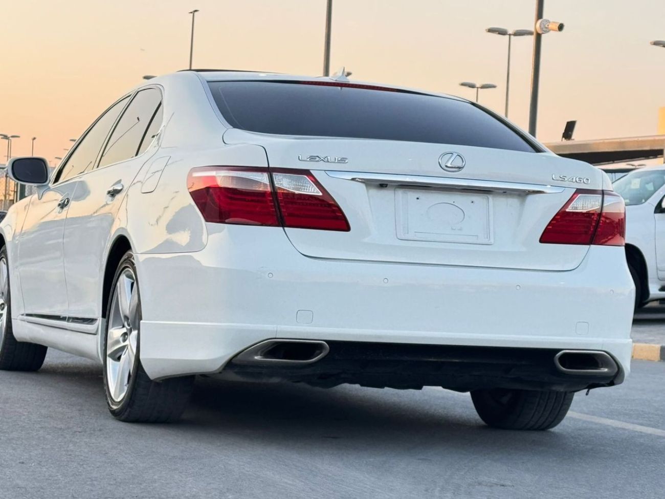 لكزس LS 460 L 4.6L In excellent condition and requires no expense
