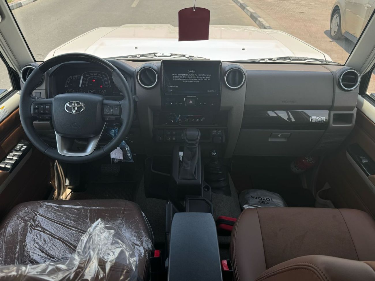 تويوتا لاند كروزر 70 2025 TOYOTA LAND CRUISER LC76 HARD TOP, 4L, PETROL, A/T, 4WD, WHITE/BEIGE