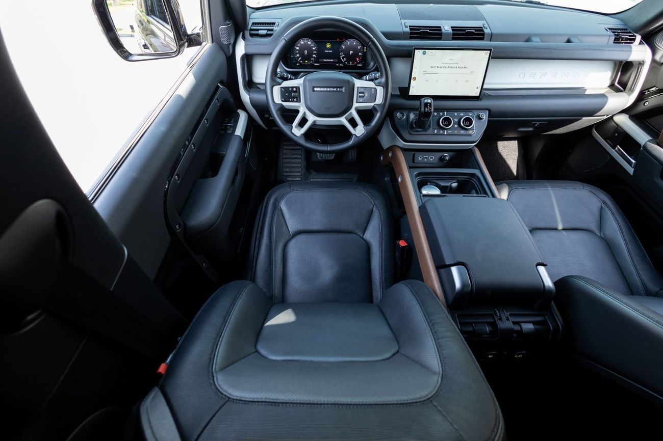 لاند روفر ديفندر P300 90 X-Dynamic SE 2.0L (5 Seater)