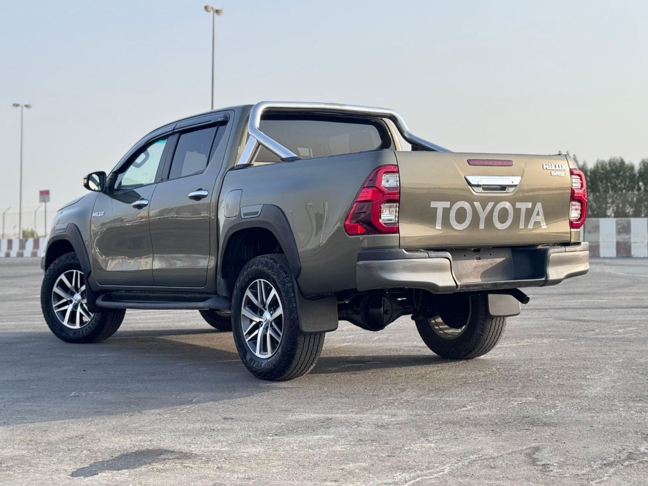 Toyota Hilux DIESEL 2.8 LITER ,RIGHT HAND DRIVE ,GROWN COLOR ,2022 MODEL