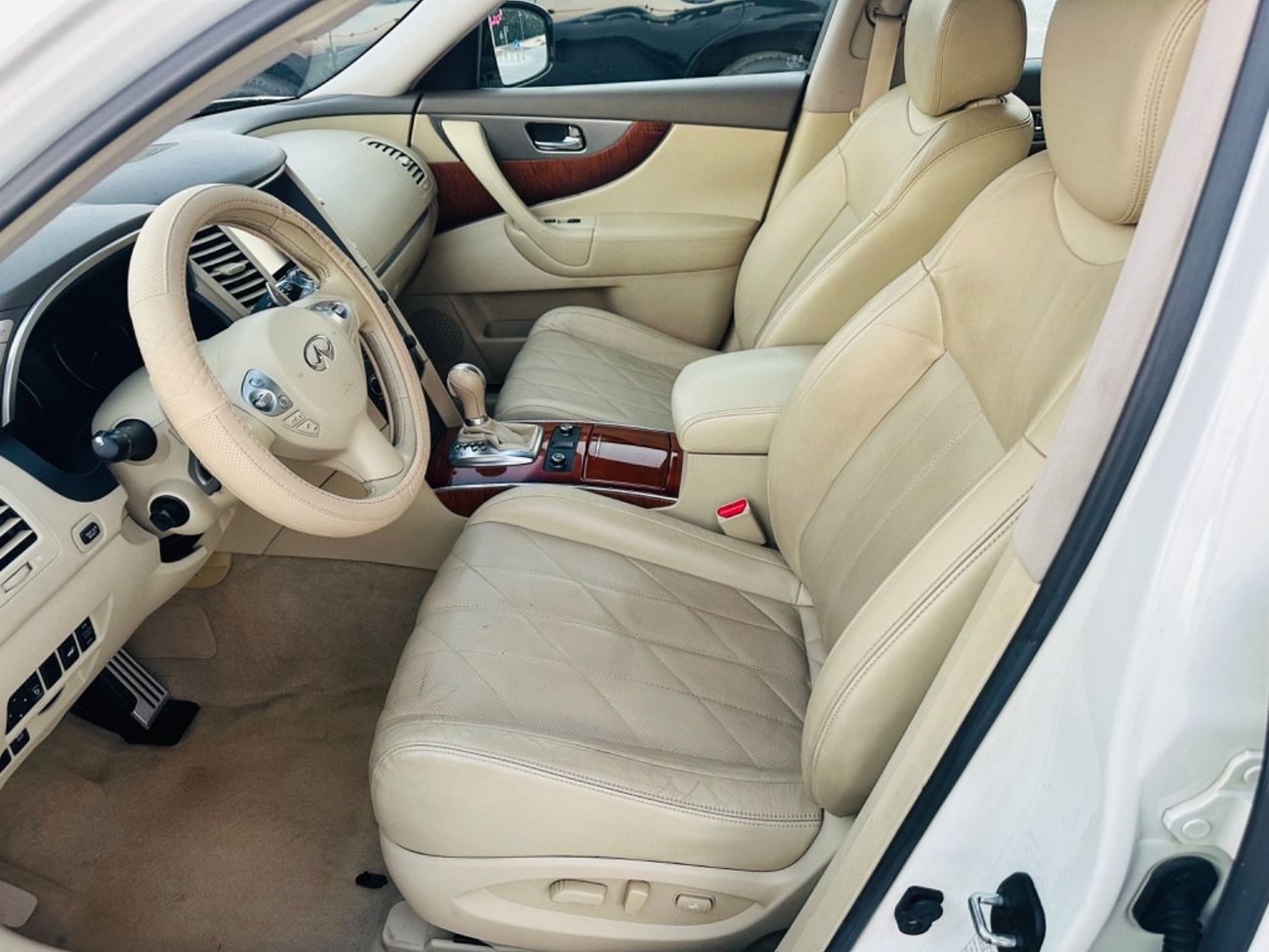 Infiniti QX70 MODEL 2017 GCC CAR PERFECT CONDITION INSIDE AND OUT SIDE FULL OPTION SUN ROOF LEATHER SEATS 5 camera