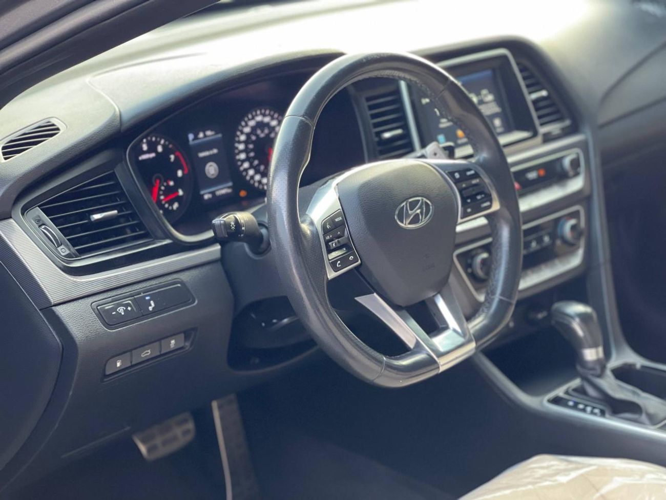 هيونداي سوناتا رياضي / محرك 2.4 لتر V4 / كامل المواصفات / فتحة سقف / زجاج أمامي / دخول وتشغيل بدون مفتاح / نظيف للغ