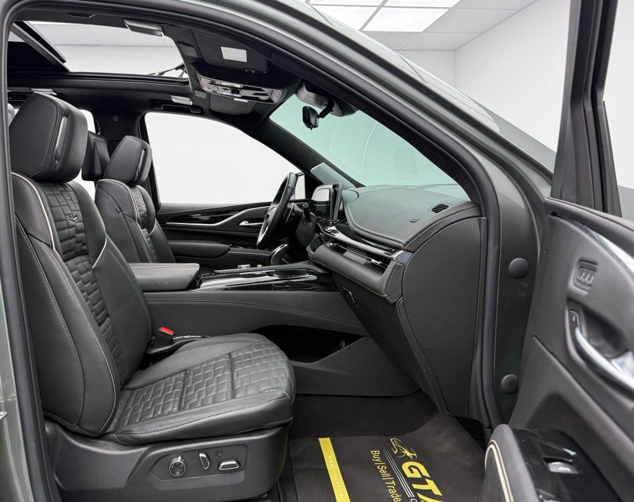 كاديلاك إسكالاد 2023 Cadillac Escalade-V, 12/2027 Swiss Auto Warranty, Full Service History, GCC