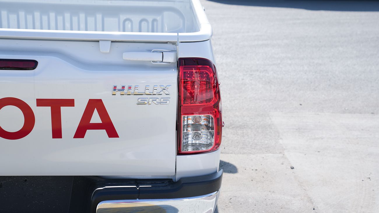 تويوتا هيلوكس SR5