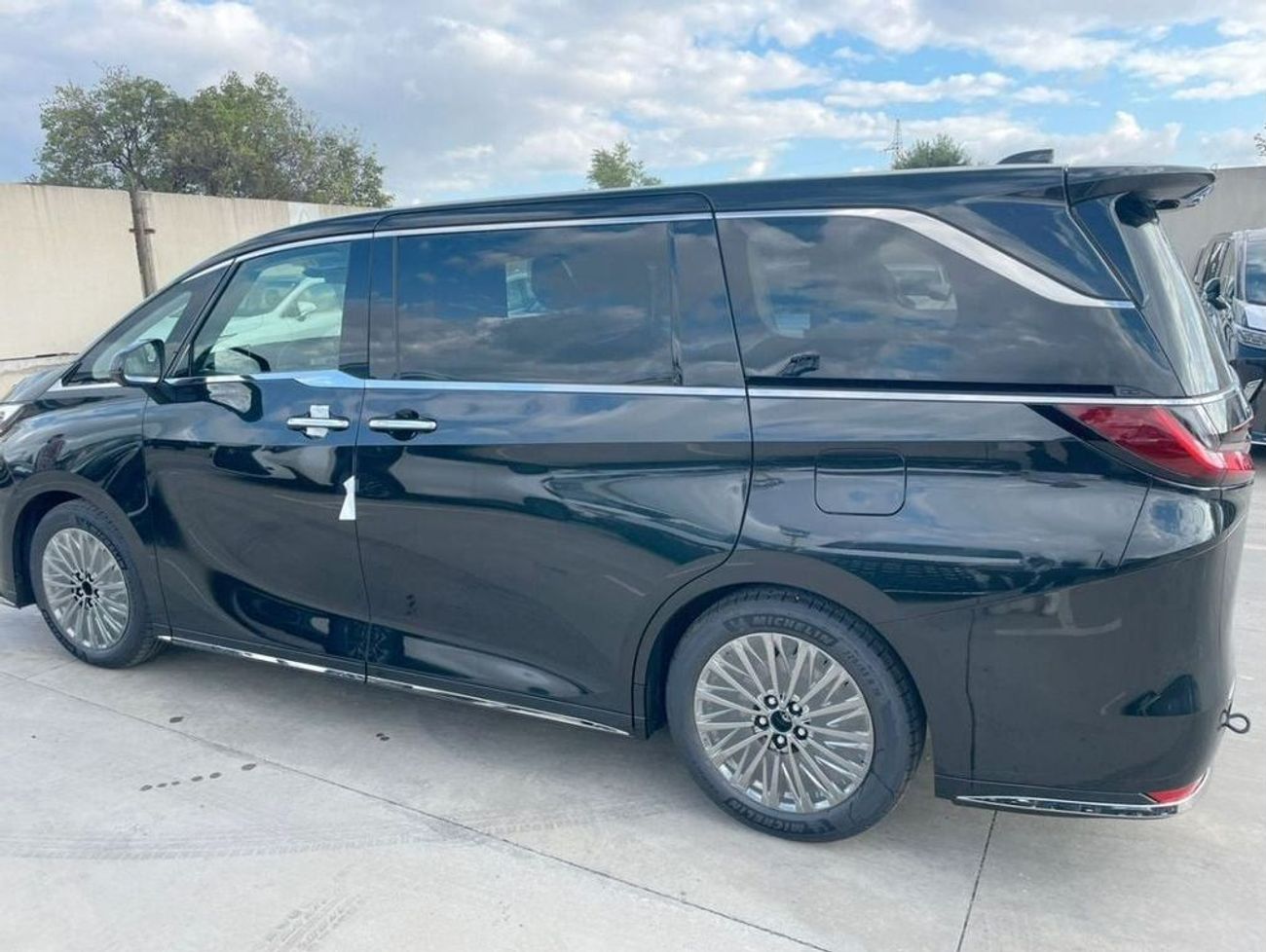 لكزس LM 350h 2.5L Hybrid 4 seater VIP 2024 YM (For export only)