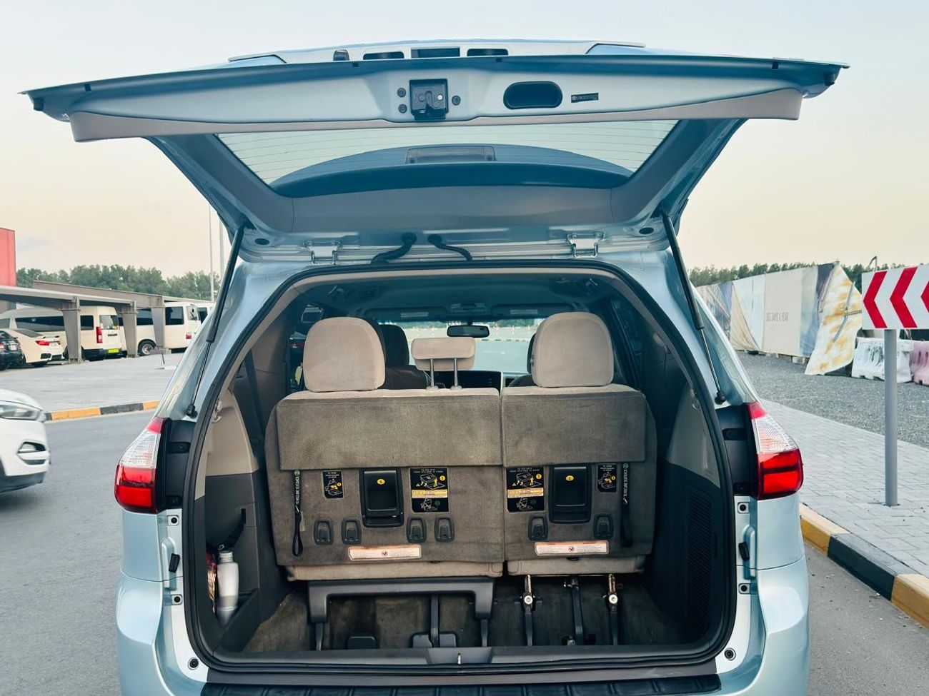 تويوتا سيينا LE