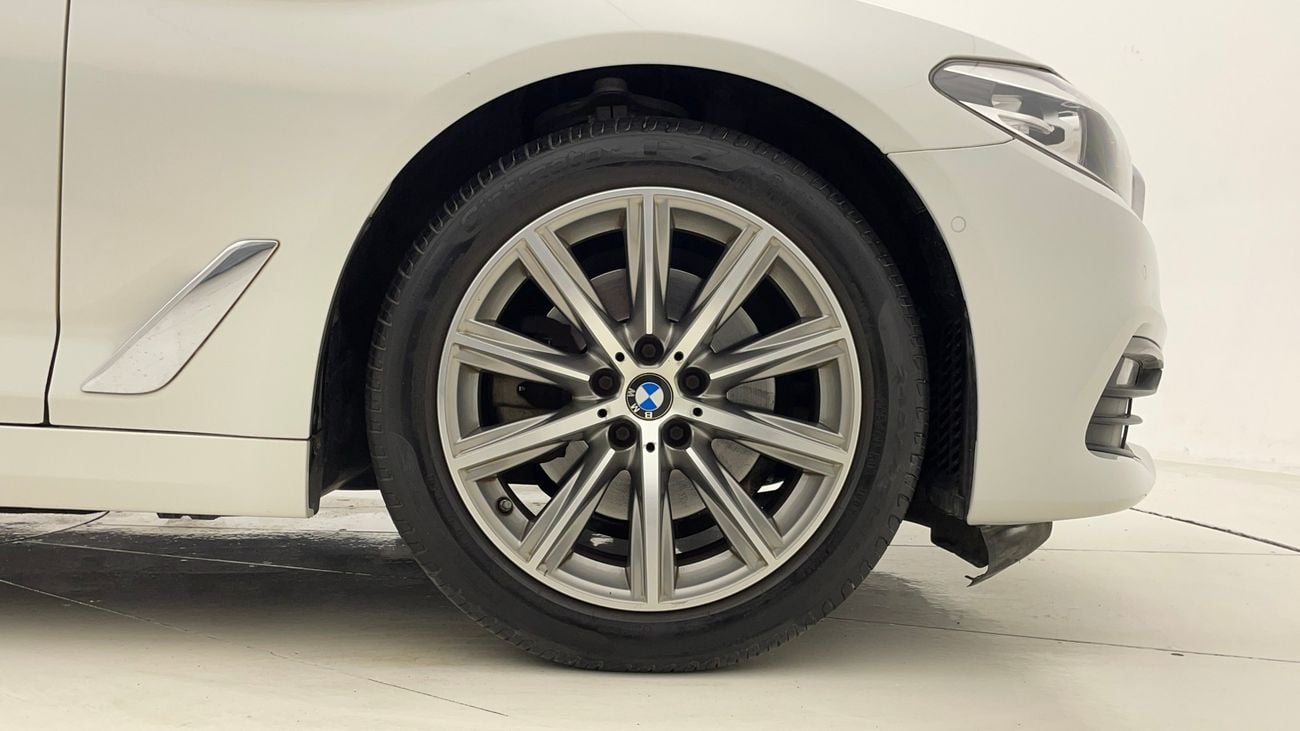 بي أم دبليو 520i EXECUTIVE 2 | بدون دفعة مقدمة | اختبار القيادة في المنزل