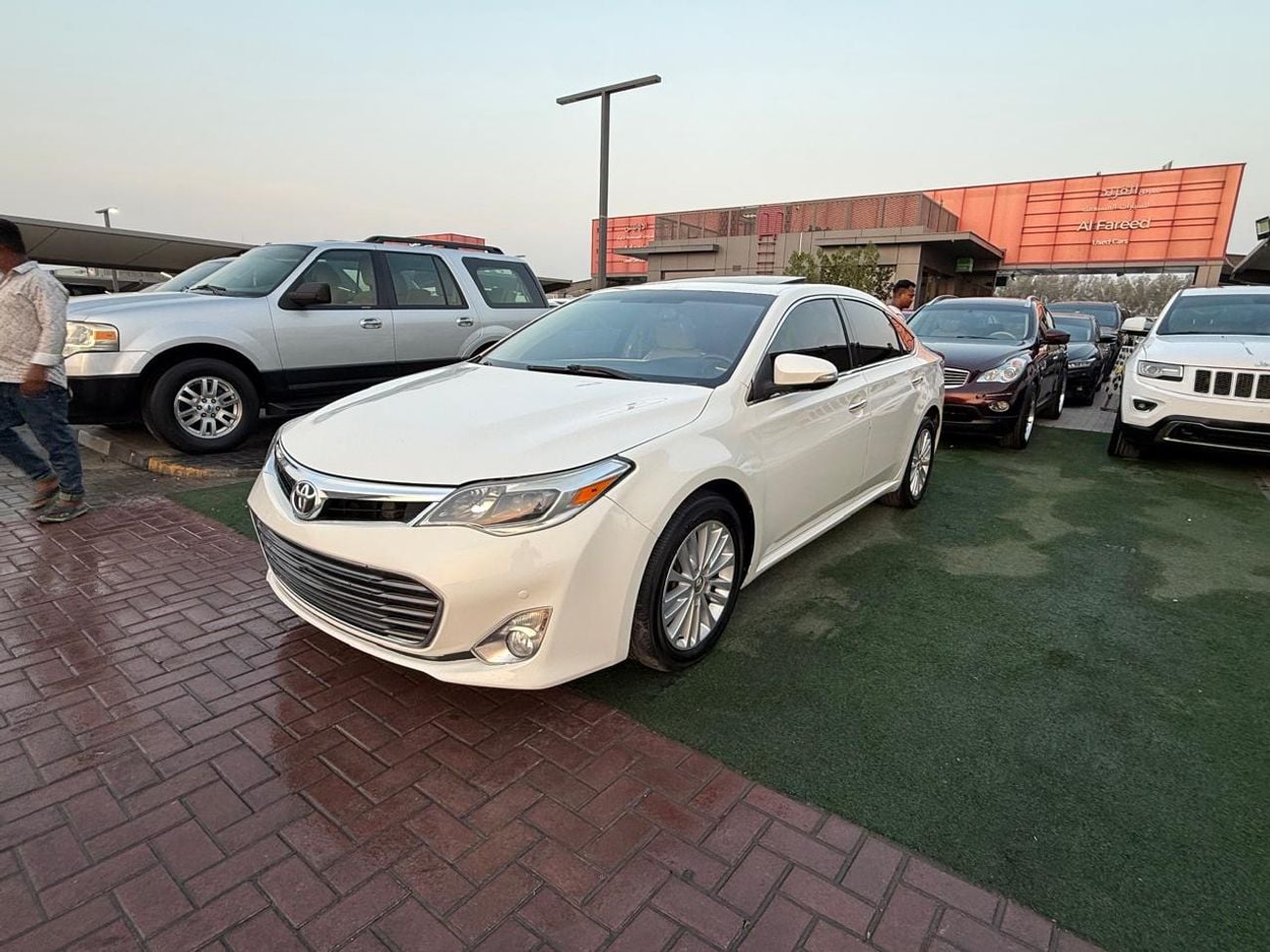 Toyota Avalon SE+ full option ,in showroom condition
