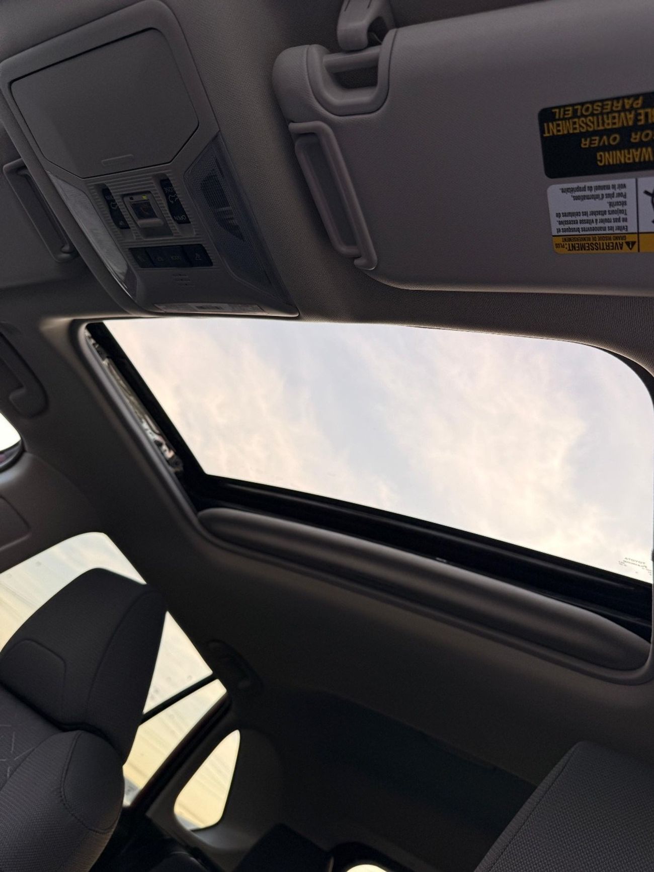 تويوتا راف ٤ XLE AWD 2.5 Sunroof  2024