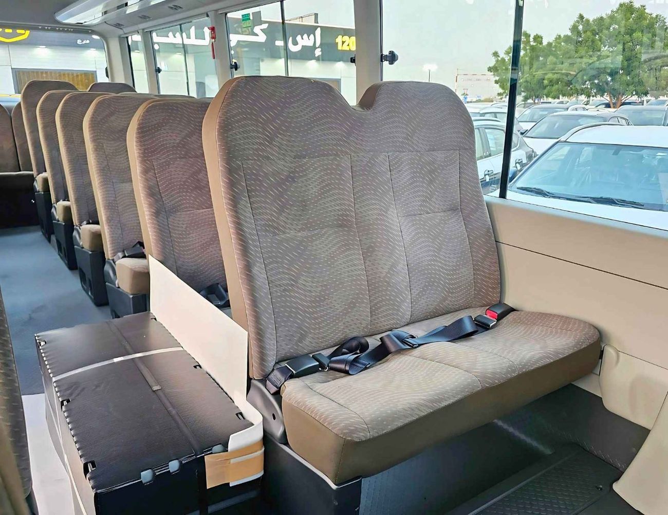 تويوتا كوستر 2.7L PETROL M/T DUAL TONE / 23 SEATER / AUTO DOOR / HLF LUGGAGE RACK (CODE#COPB)