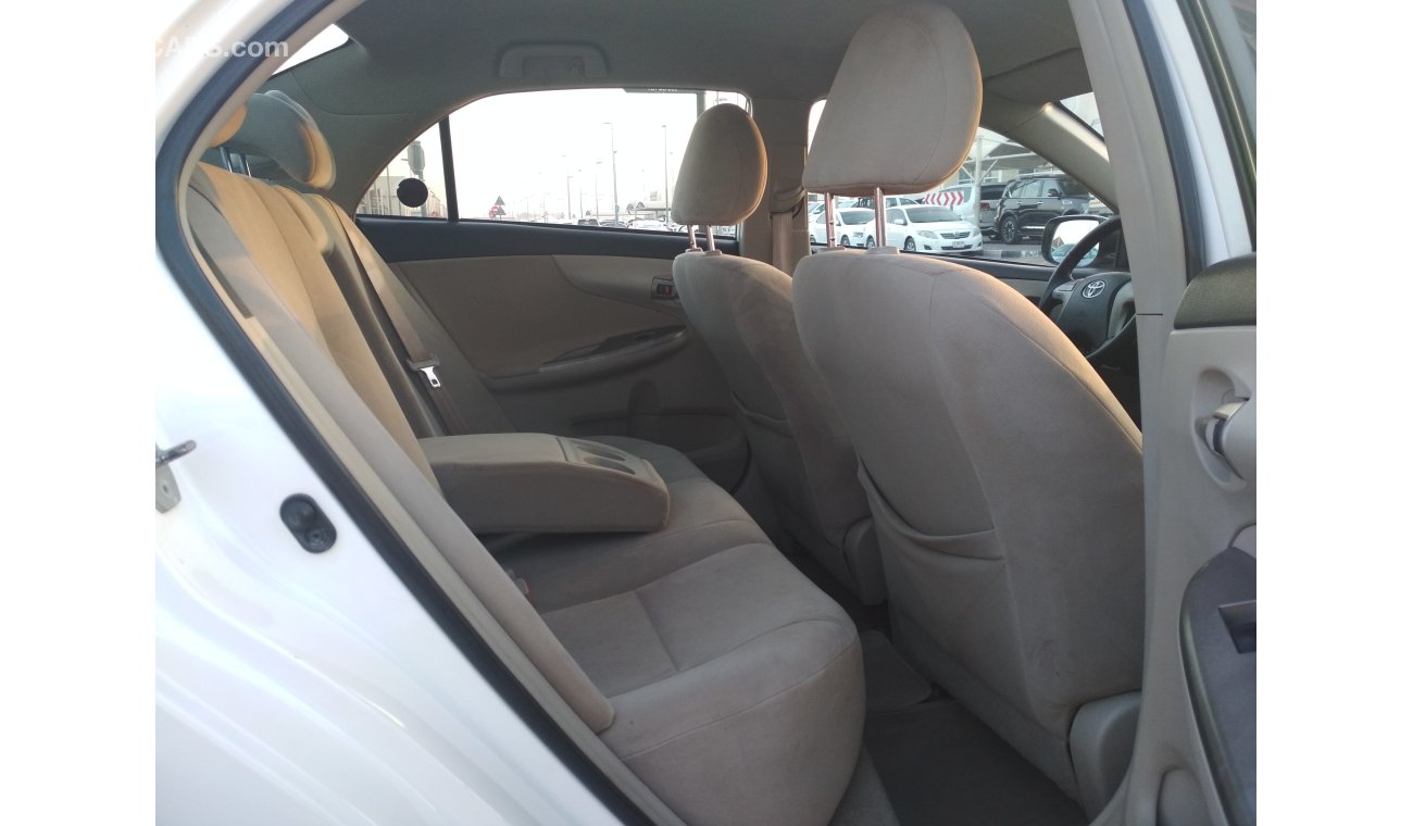 Toyota Corolla 2013 WHITE GCC NO ACCIDENT PERFECT