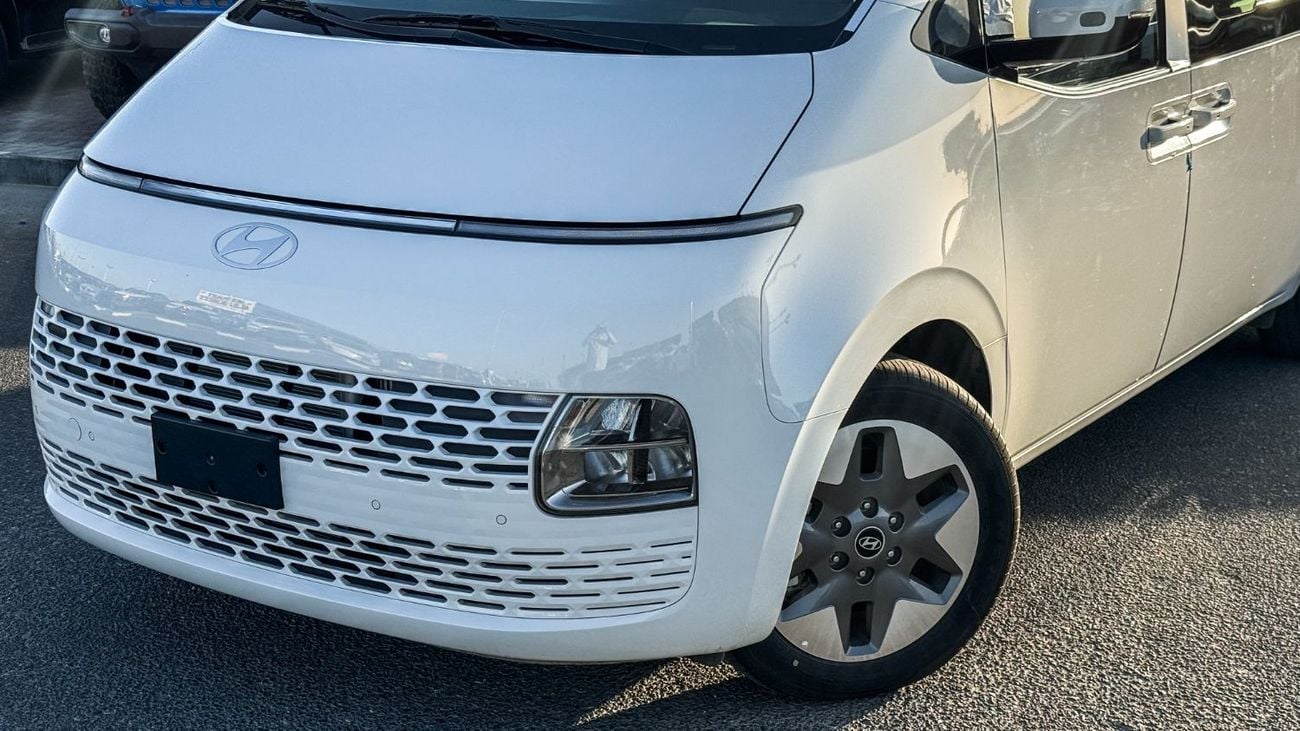 هيونداي ستاريا Luxury 2025 Brand New 11 Seater Diesel 2.2L Turbo 4 Cylinders GCC