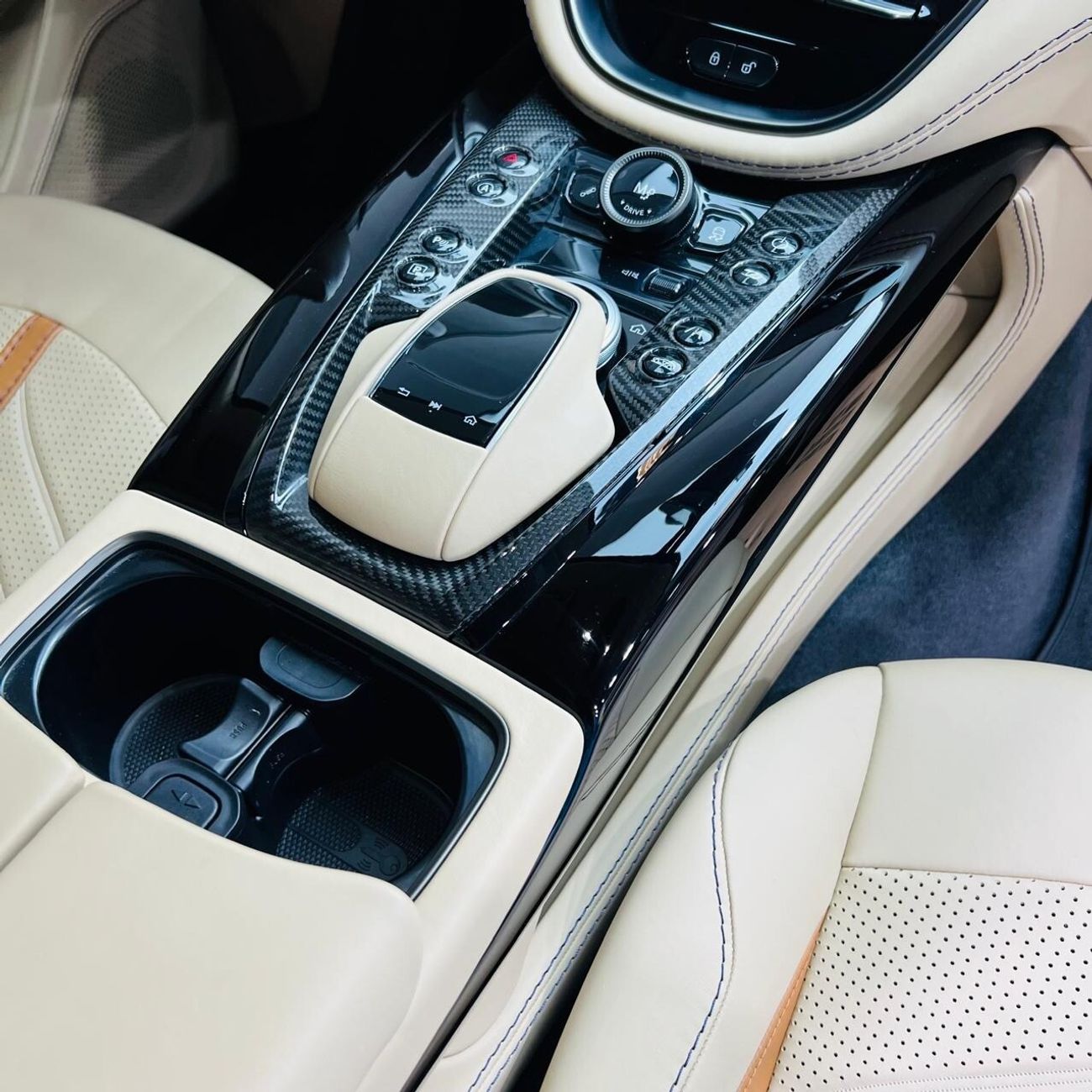 أستون مارتن DBX DBX707