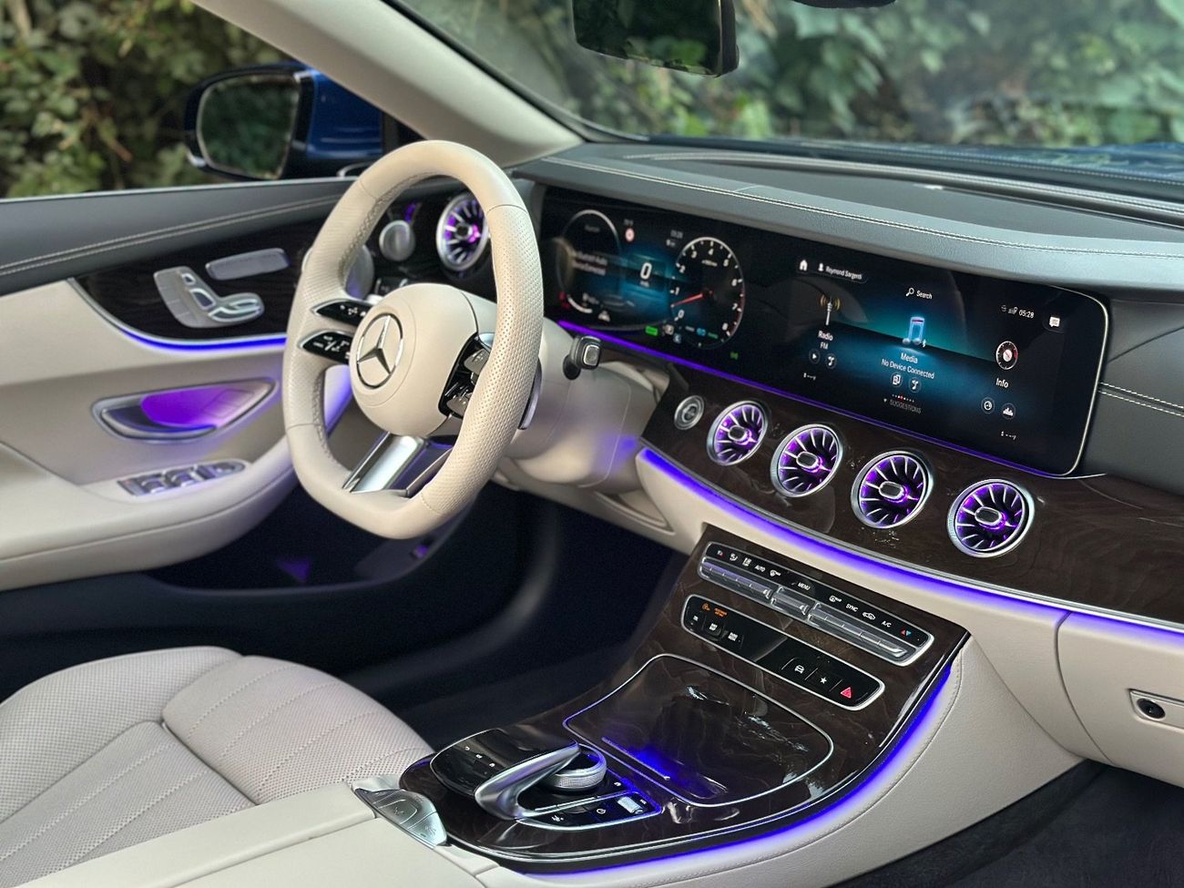 مرسيدس بنز E 450 3.0L V6 | 362 HP | 2023 | Convertible | 28000 KM | Excellent Condition | Full Option