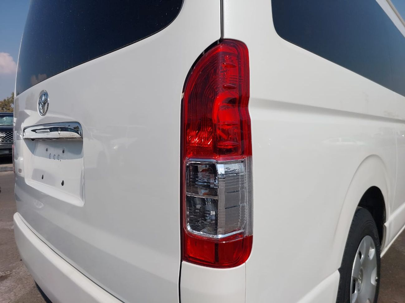 Toyota Hiace TOYOTA HIACE VAN RHD 2014 MODEL 3.0 L DIESEL AUTOMATIC(PM13716)