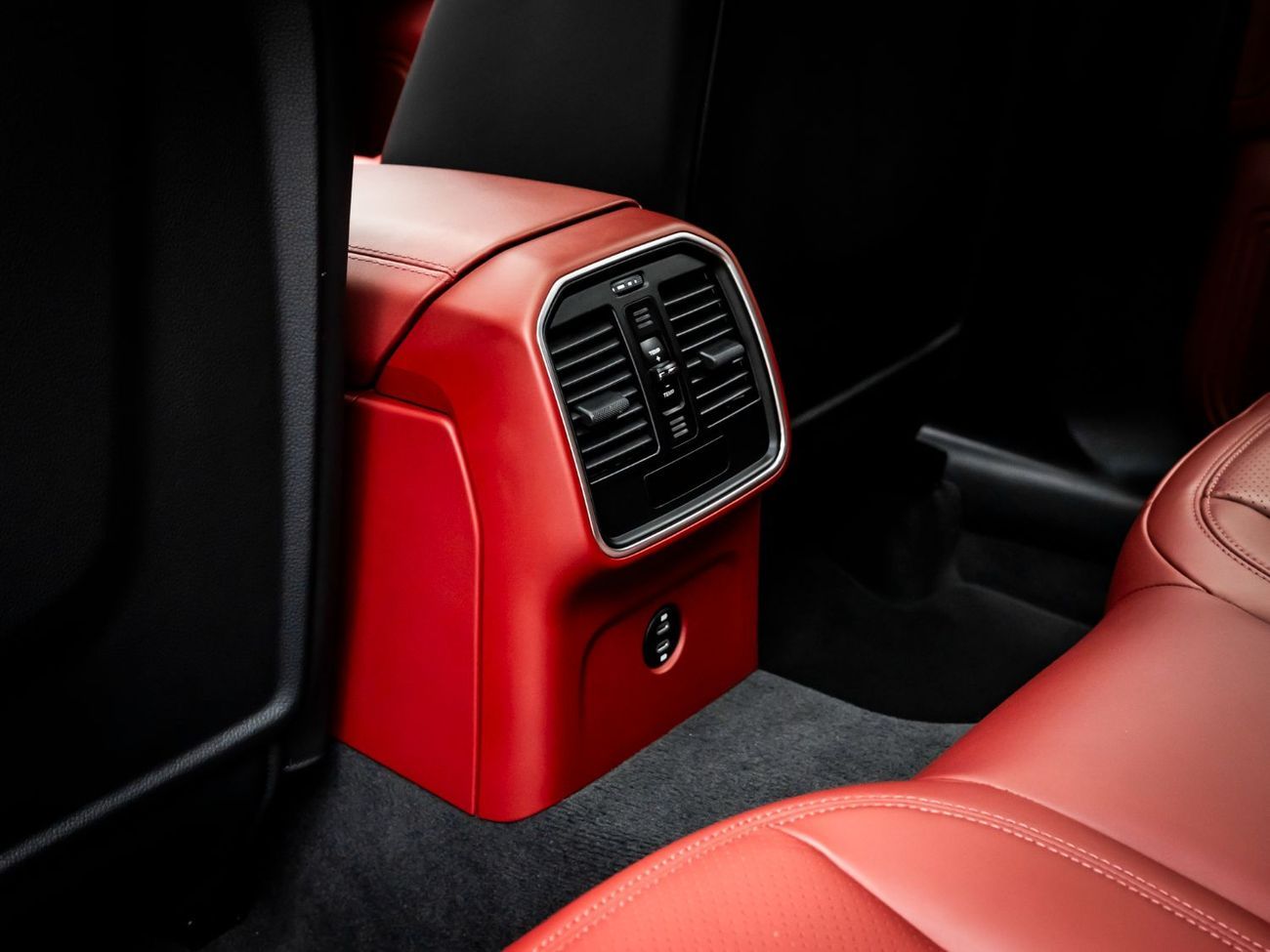 Porsche Macan Std 2.0L (252 HP) 2024 Porsche Macan, 2027 Porsche Warranty, Full Service History, Low KMs, GCC